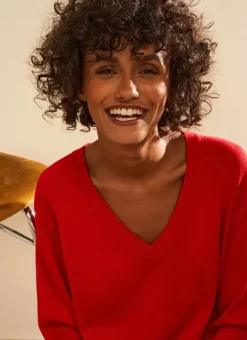 Pull A Col V Au Tricotage Jersey Rouge Madeleina Sud Express