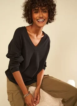 Pull A Col V Au Tricotage Jersey Noir Madeleina Sud Express