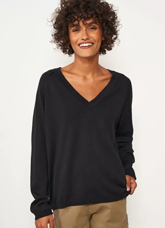 Pull A Col V Au Tricotage Jersey Noir Madeleina Sud Express