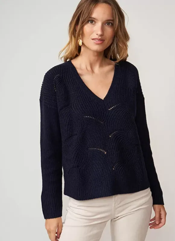 Pull Col V Au Tricotage Ajoure Marine Matido Sud Express